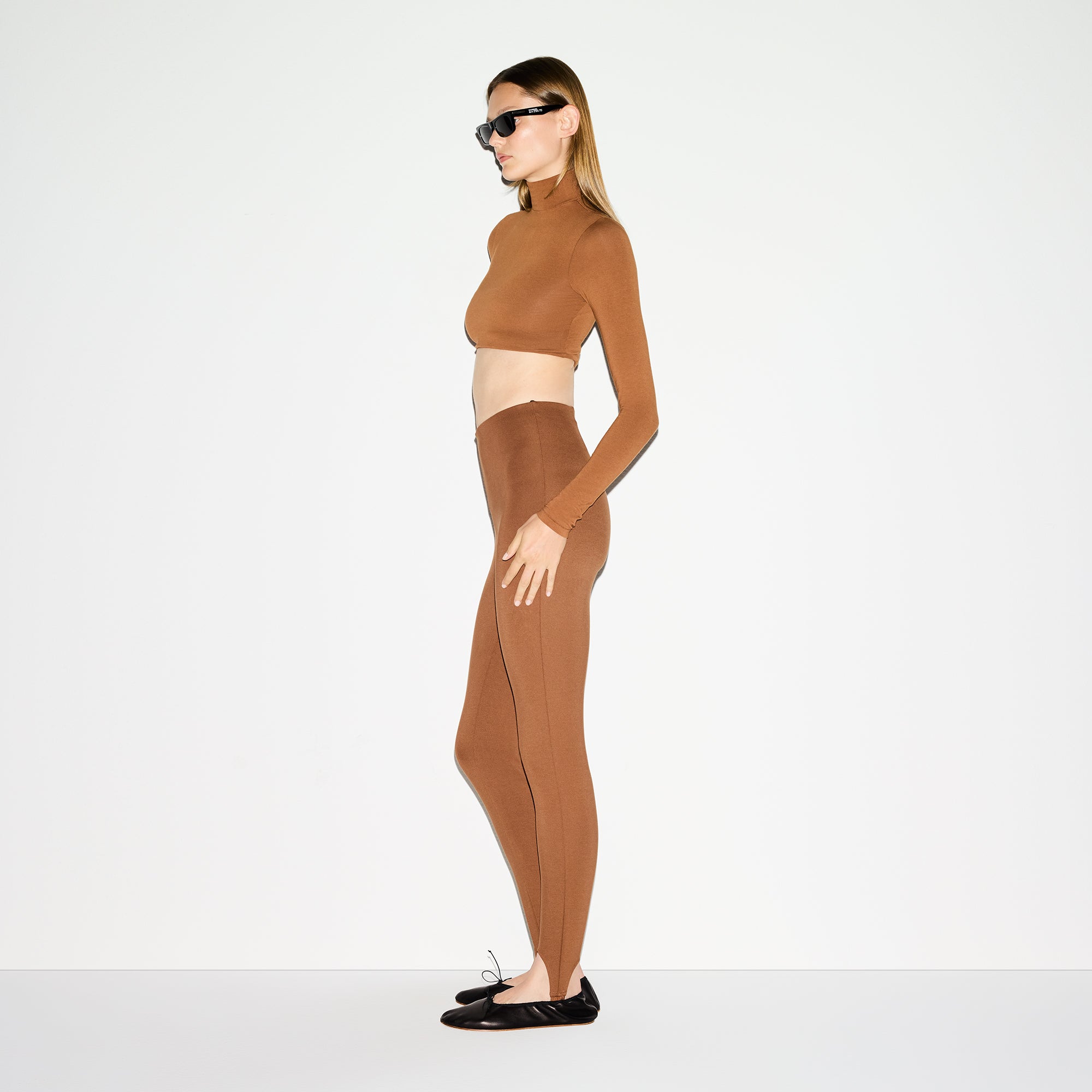 HIGH-WAISTED STIRRUP LEGGING - Image 4