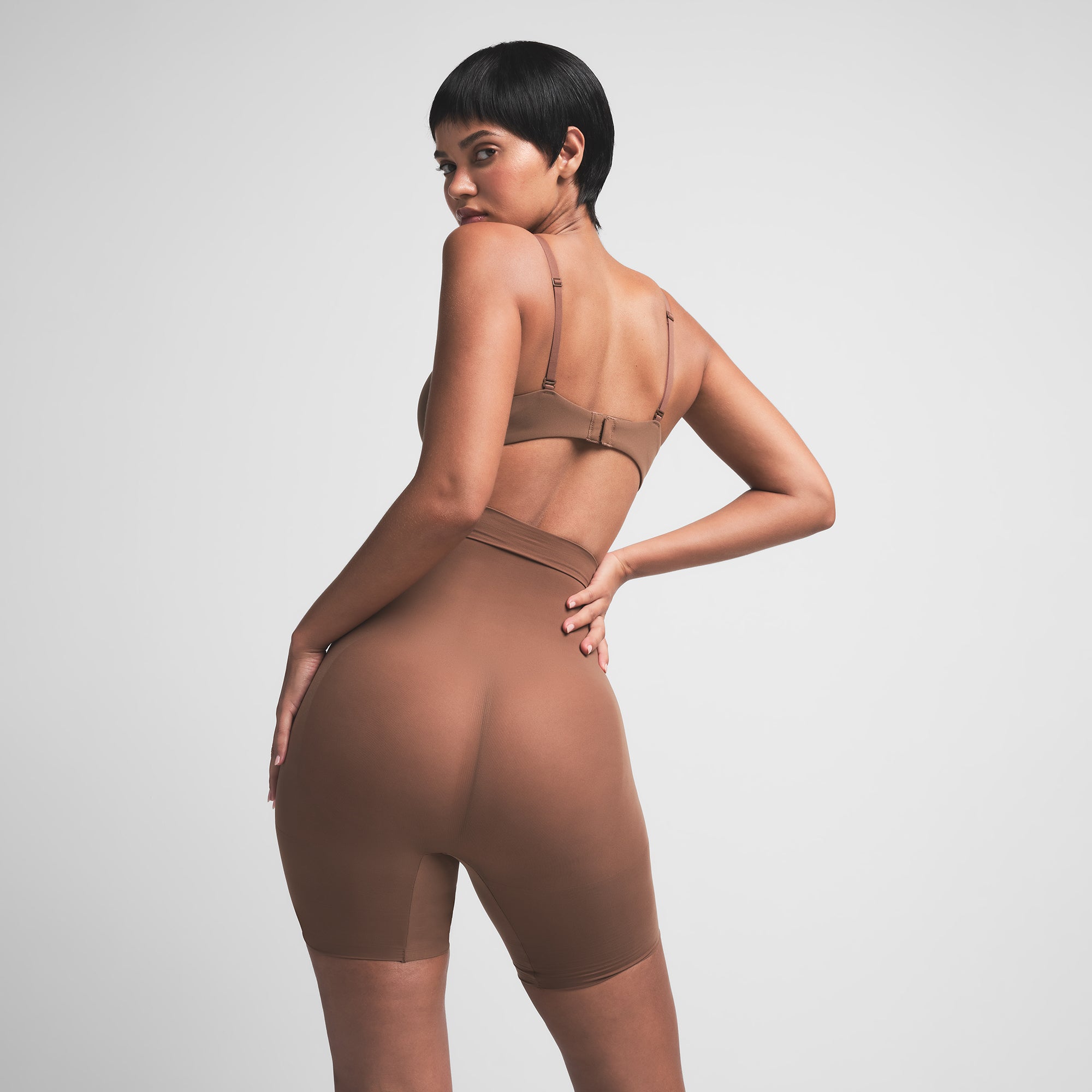 HIGH-WAISTED MID THIGH SHORT - Image 4