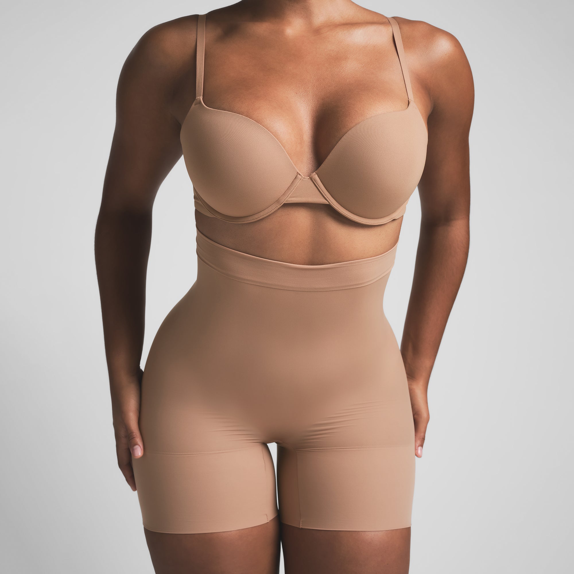 HIGH-WAISTED MID THIGH SHORT - Image 4