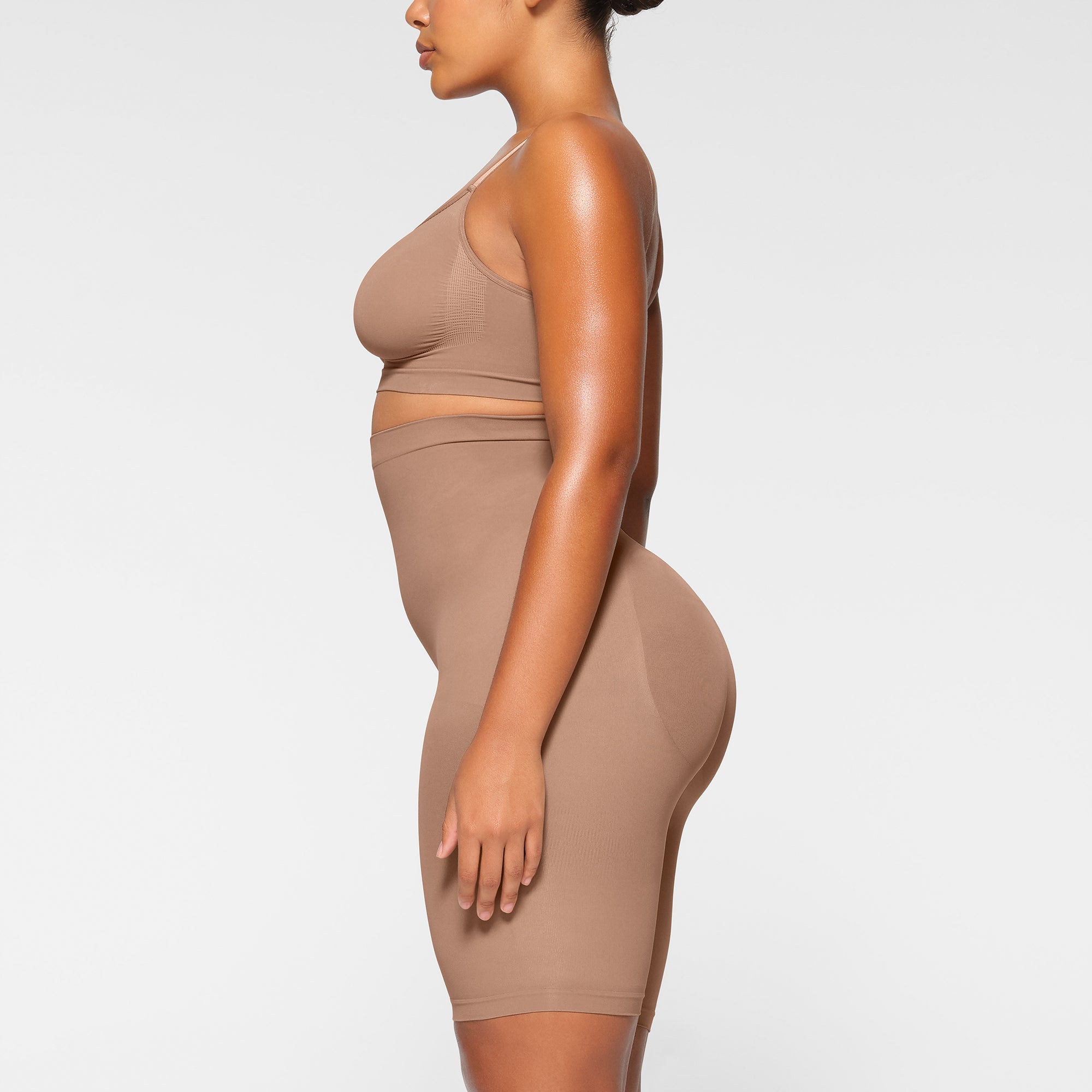 HIGH-WAISTED ABOVE THE KNEE SHORT - Image 2
