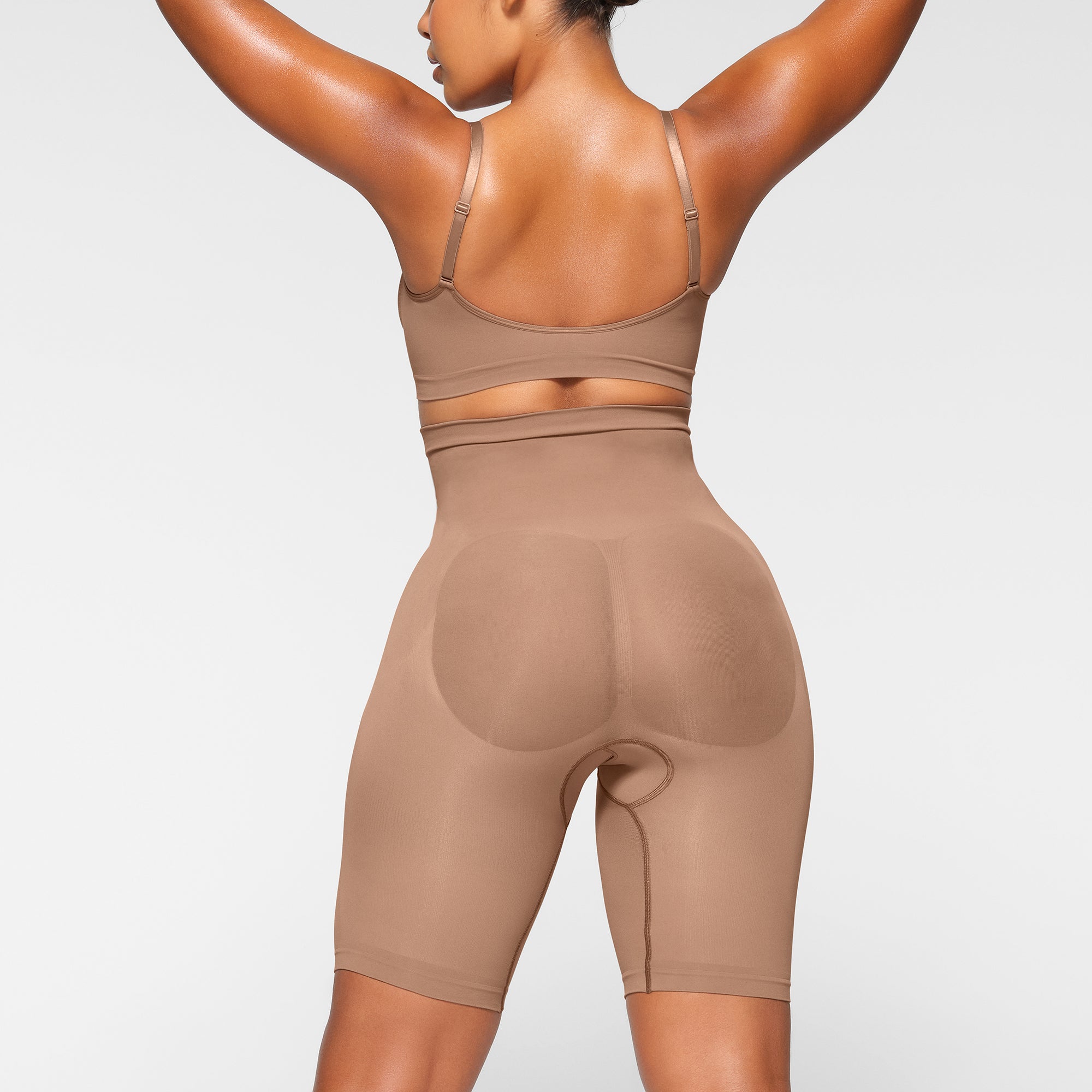 HIGH-WAISTED ABOVE THE KNEE SHORT - Image 3