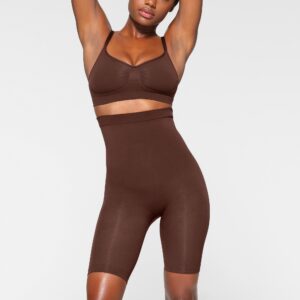 HIGH-WAISTED ABOVE THE KNEE SHORT