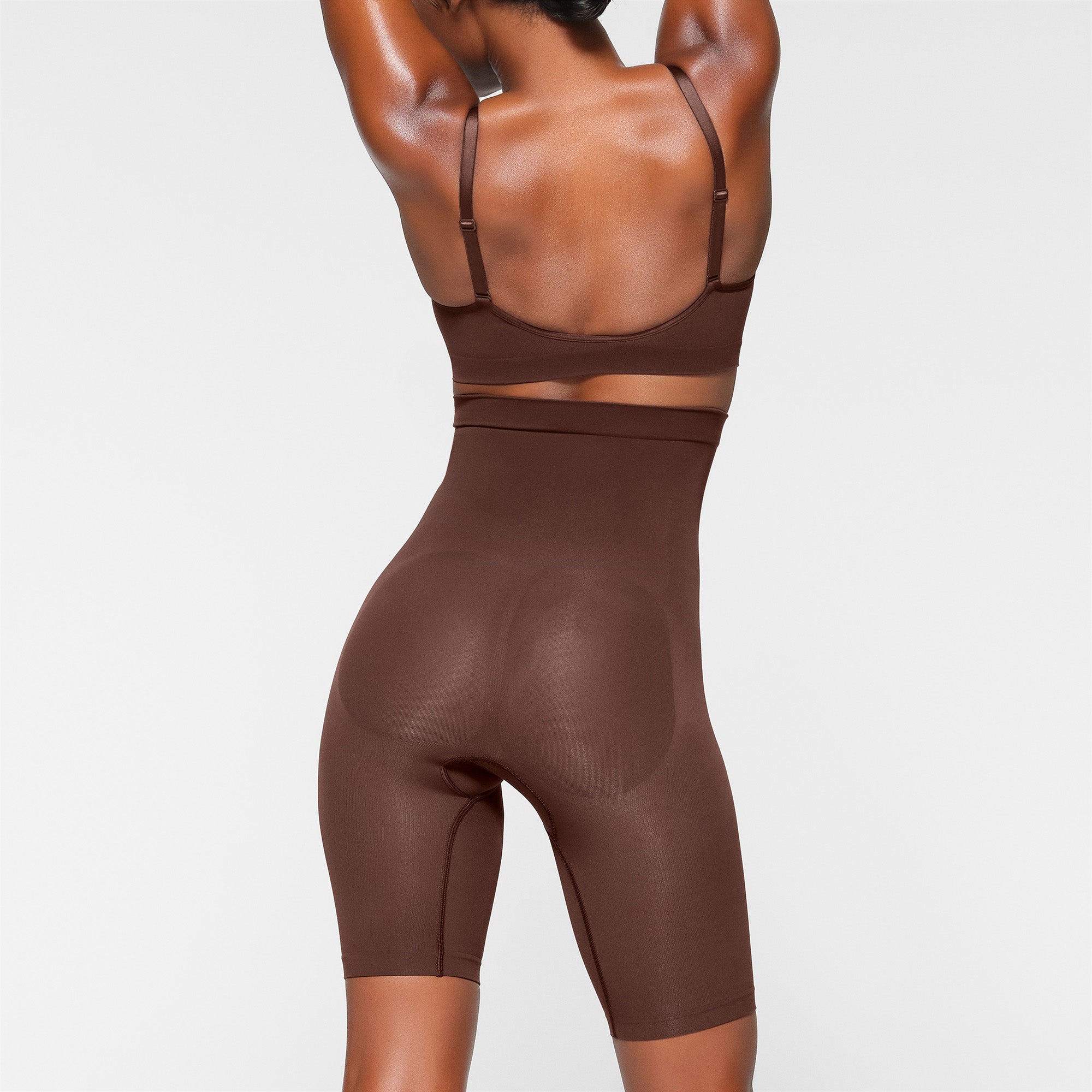 HIGH-WAISTED ABOVE THE KNEE SHORT - Image 3