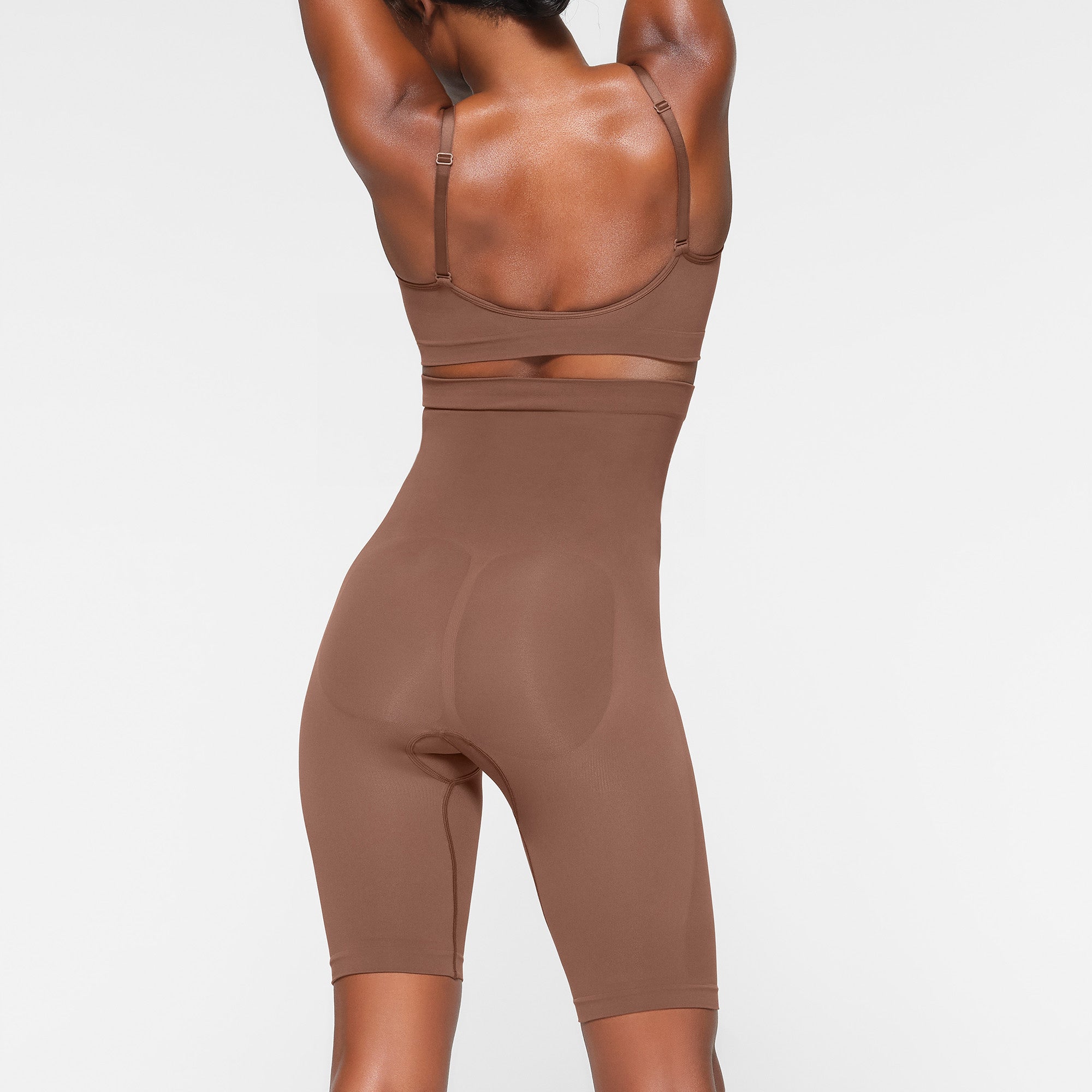 HIGH-WAISTED ABOVE THE KNEE SHORT - Image 3