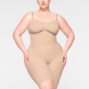 HIGH-WAISTED ABOVE THE KNEE SHORT