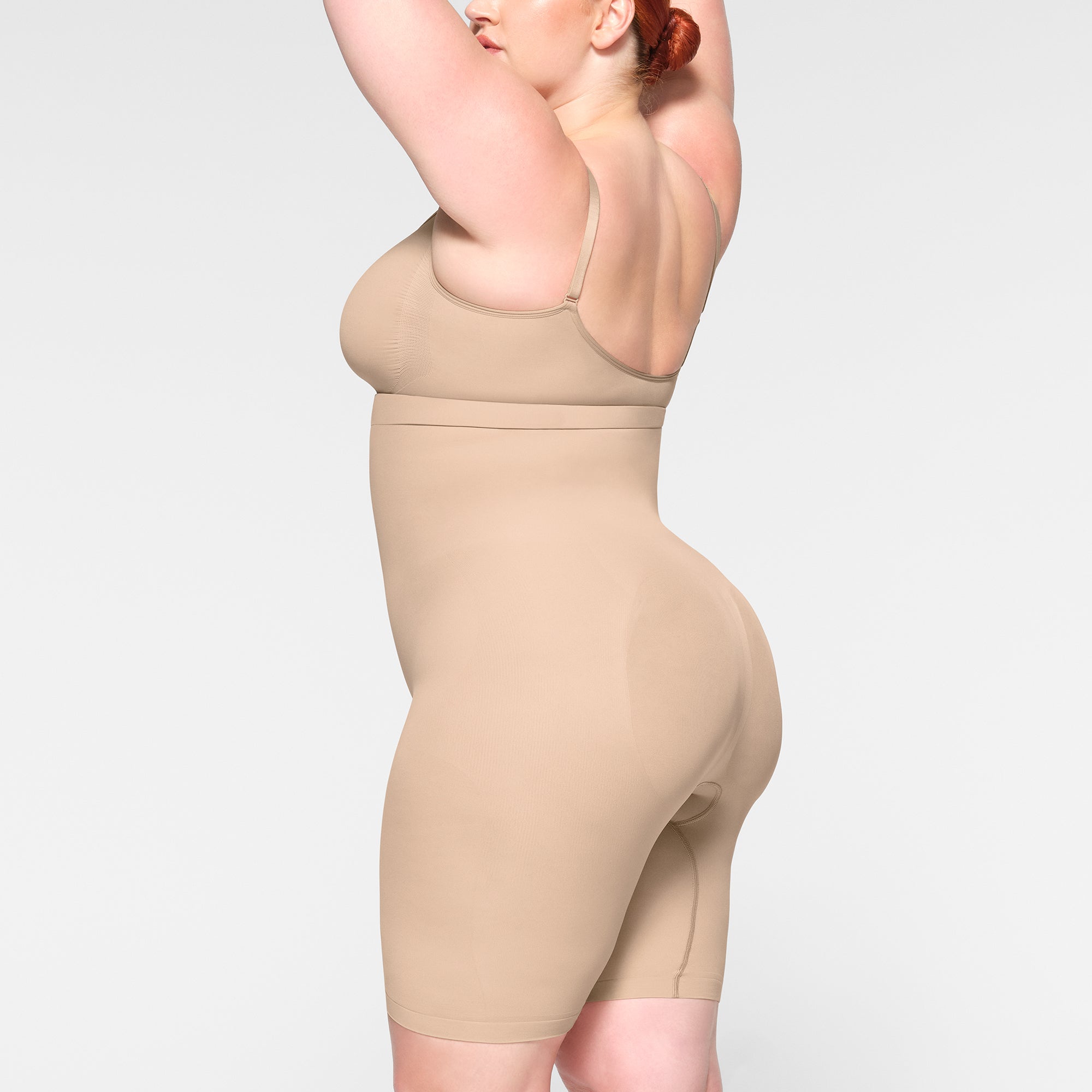 HIGH-WAISTED ABOVE THE KNEE SHORT - Image 2