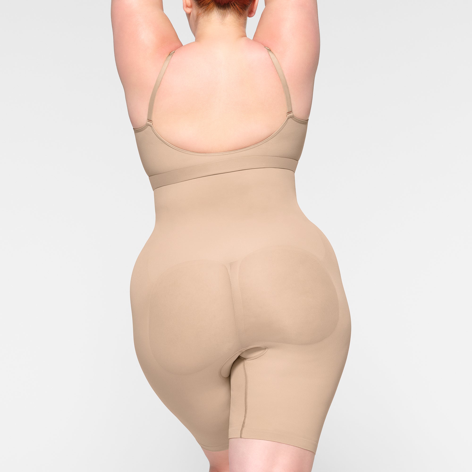 HIGH-WAISTED ABOVE THE KNEE SHORT - Image 3