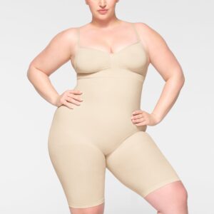 HIGH-WAISTED ABOVE THE KNEE SHORT