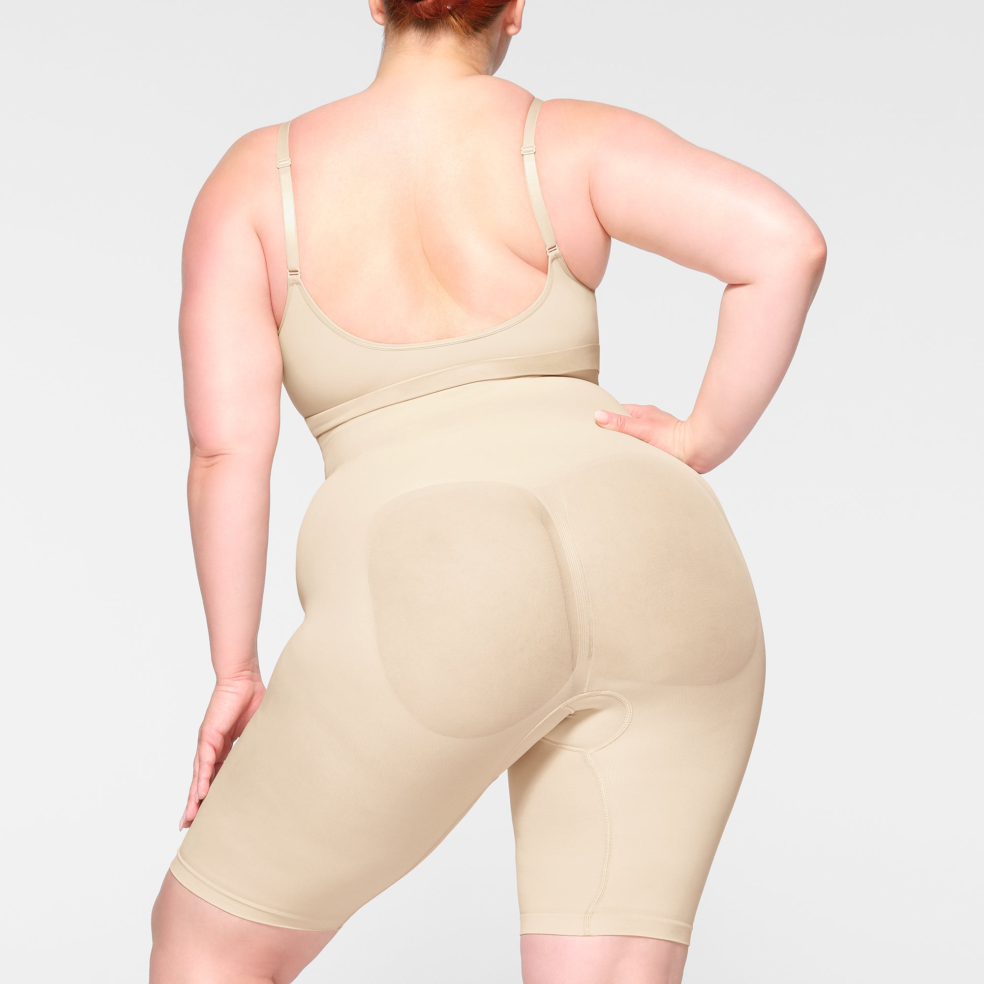 HIGH-WAISTED ABOVE THE KNEE SHORT - Image 3